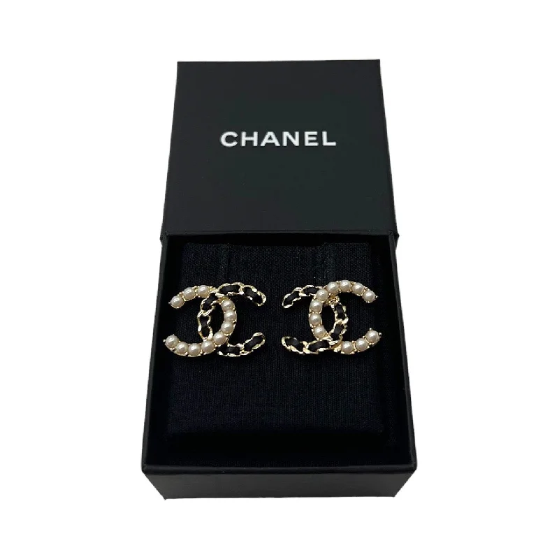 Drop Earrings with Textured Surface -Chanel CC Interlocking Gold-tone & Pearl Earrings