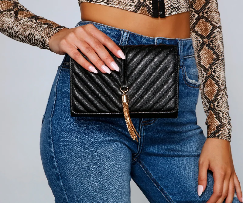 Women's bags with intricate designs and textured leather for a fashionable, statement look-Classic Stunner Faux Leather Quilted Clutch